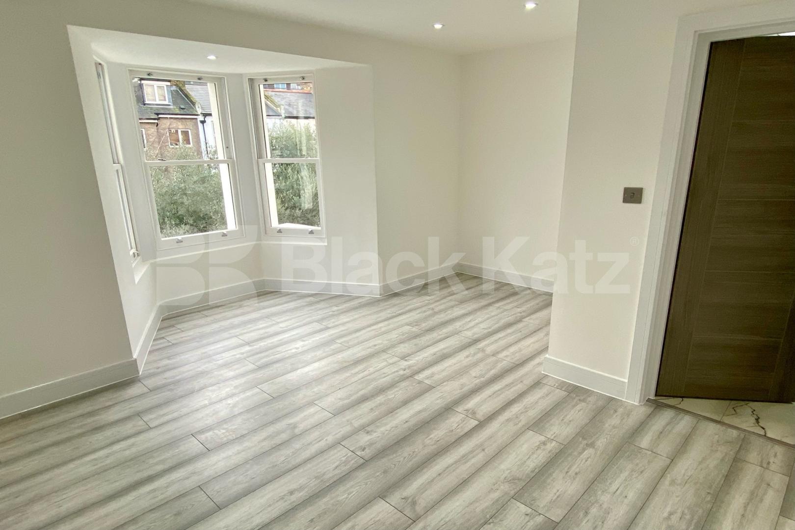 Bright studio, newly refurbished studio apartment with roof terrace. Old Kent Road, Bermondsey / Elephant and Castle